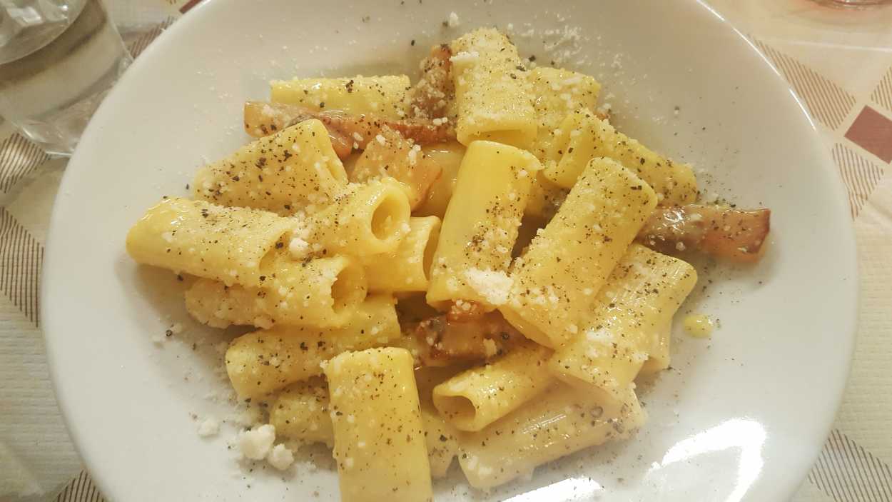 the most heavenly bowl of pasta carbonara from da Enzo