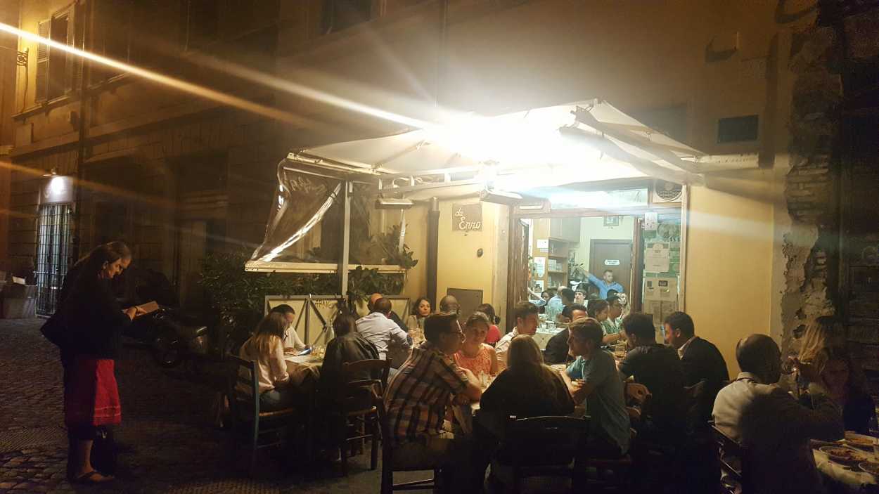 the entrance to da Enzo with many diners seated outside