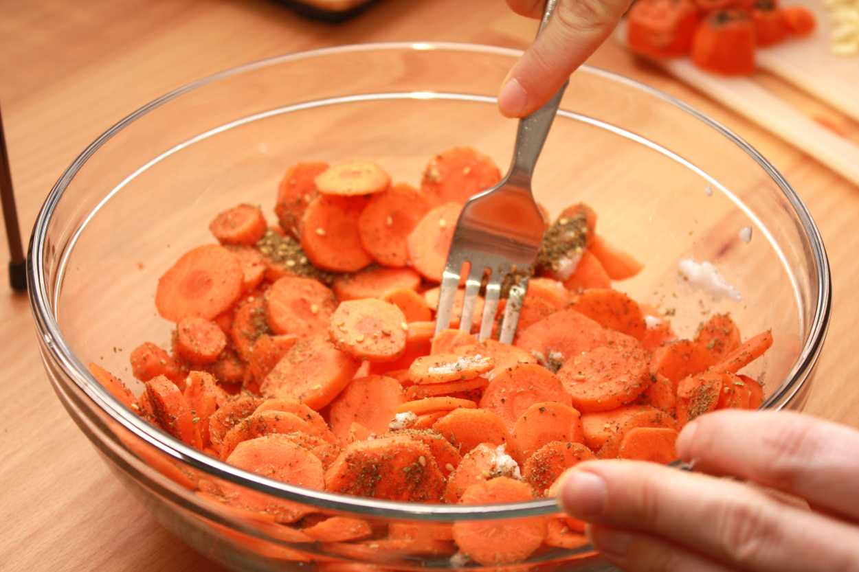 Mixing Za’atar into Carrot Chips