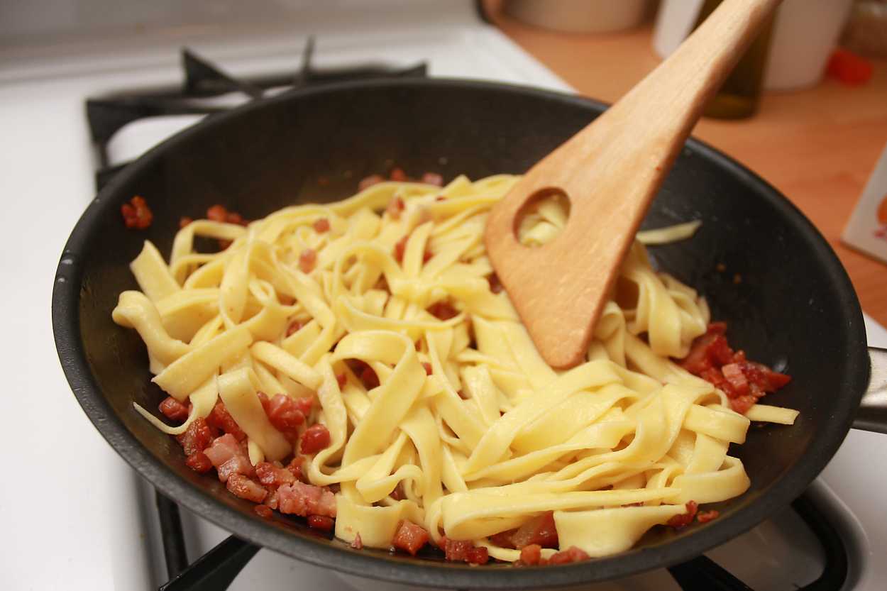 Making Pasta alla Carbonara in Hestan ProBond Cookware 