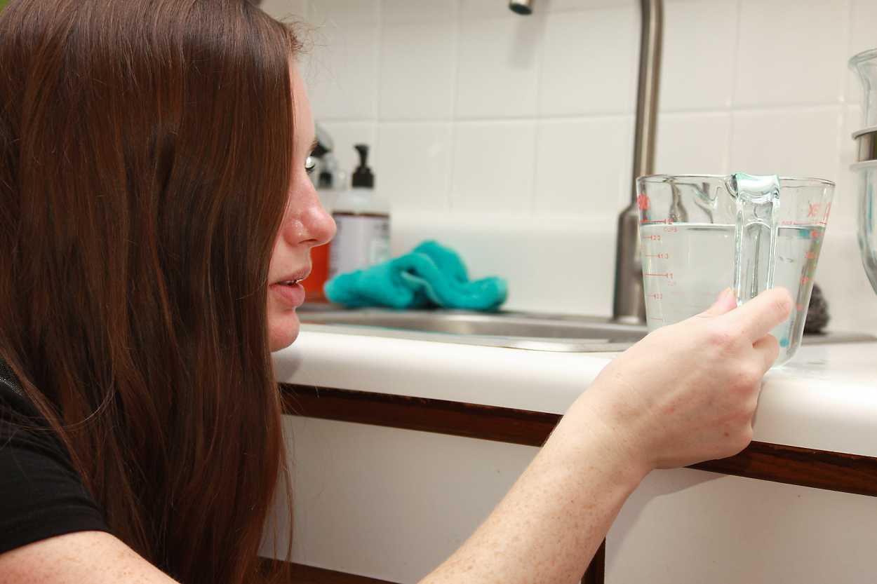 Alyssa measures water in a measuring cup