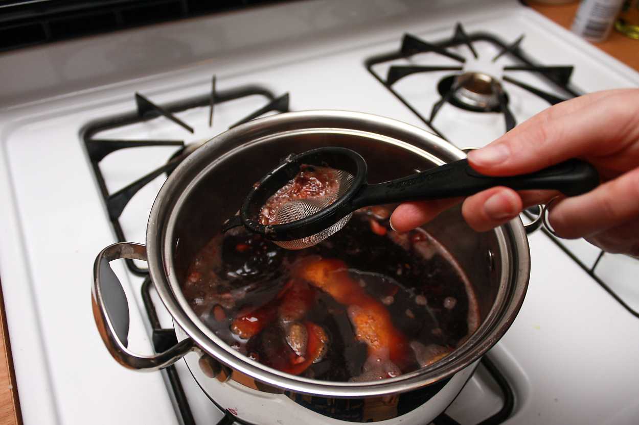 Skimming the foam from a pot of Glogg