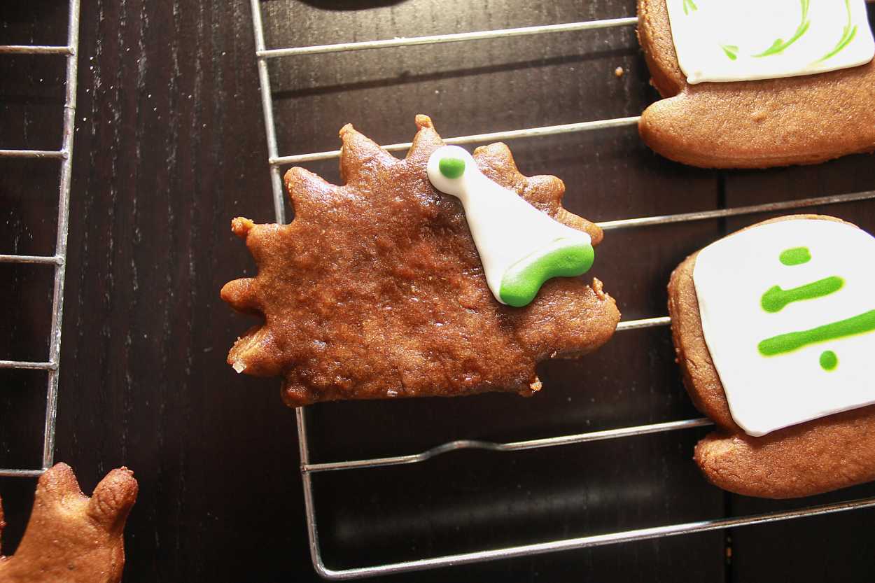 A gingerbread cookie hedgehog with a hat