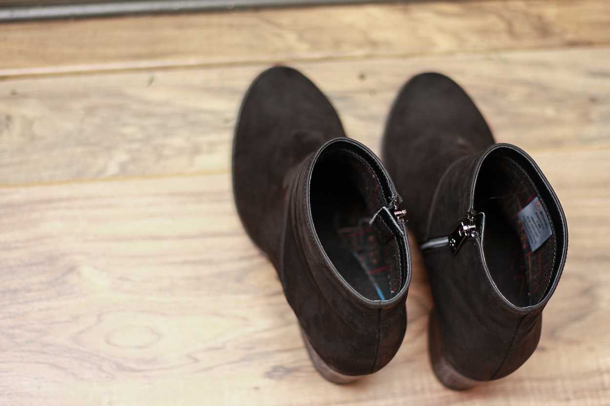 A pair of black blondo boots on a wood floor