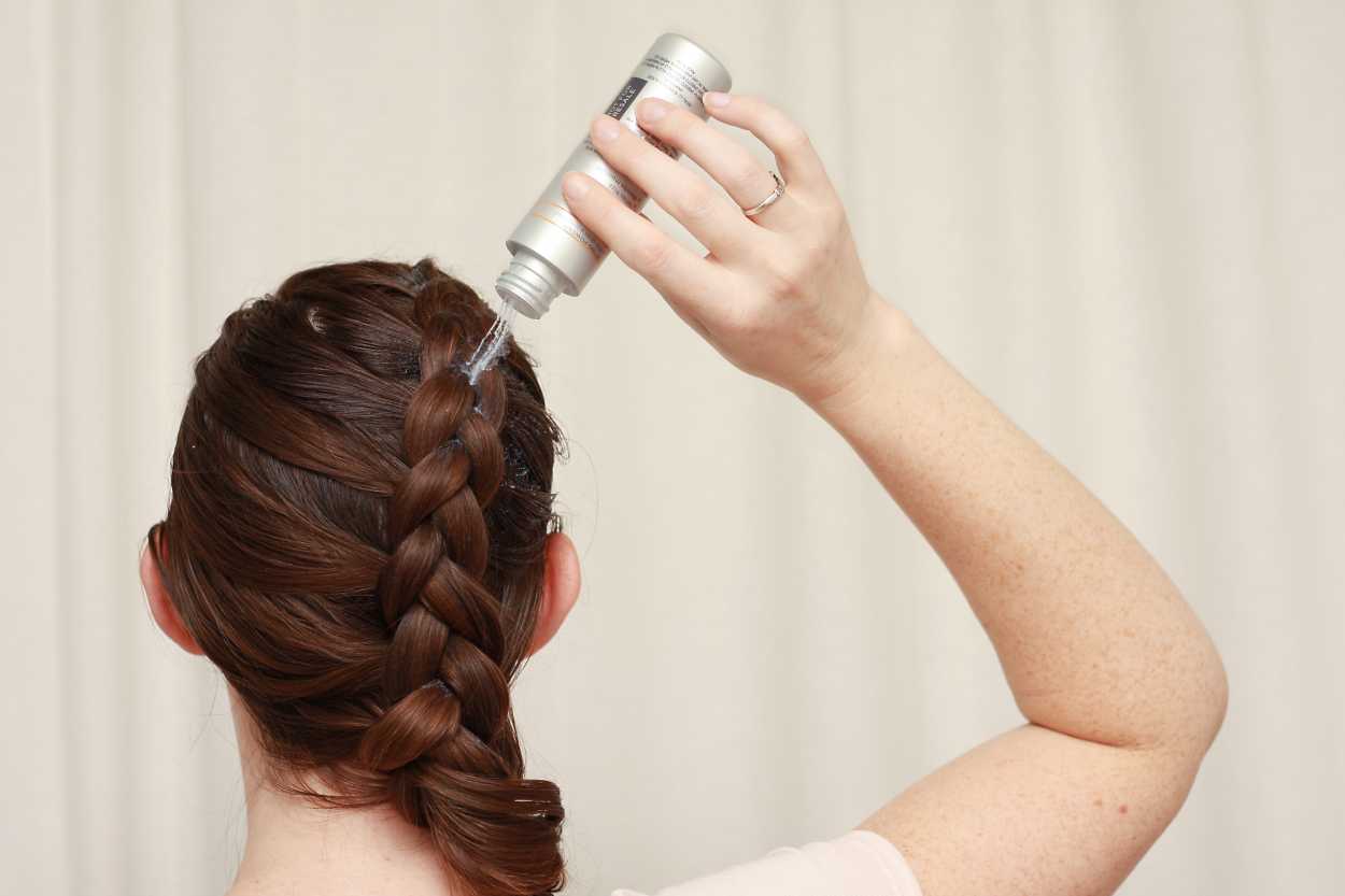 close up of adding hair texturizing powder