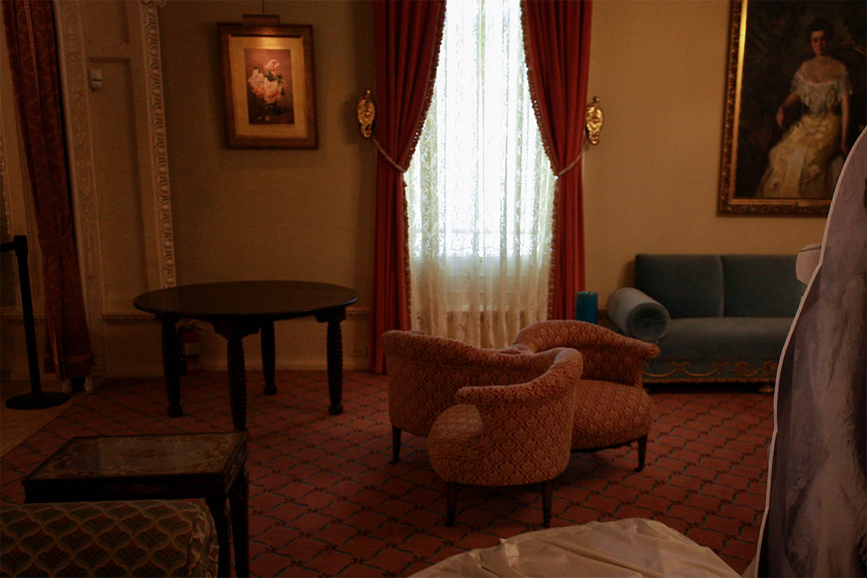 A room with a three-person chair for conversation