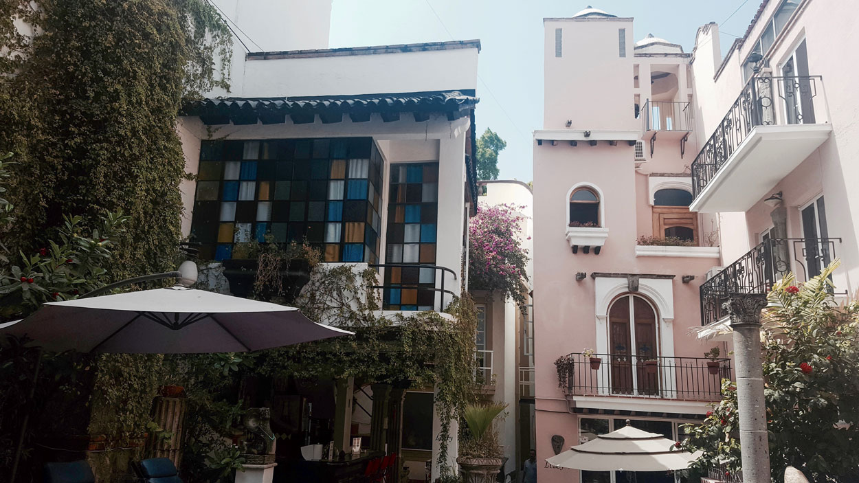 A photo of the architecture at Garlands del Rio 