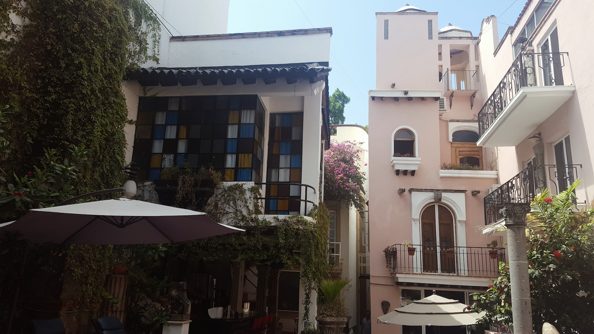 The interior architecture of Garlands del Rio