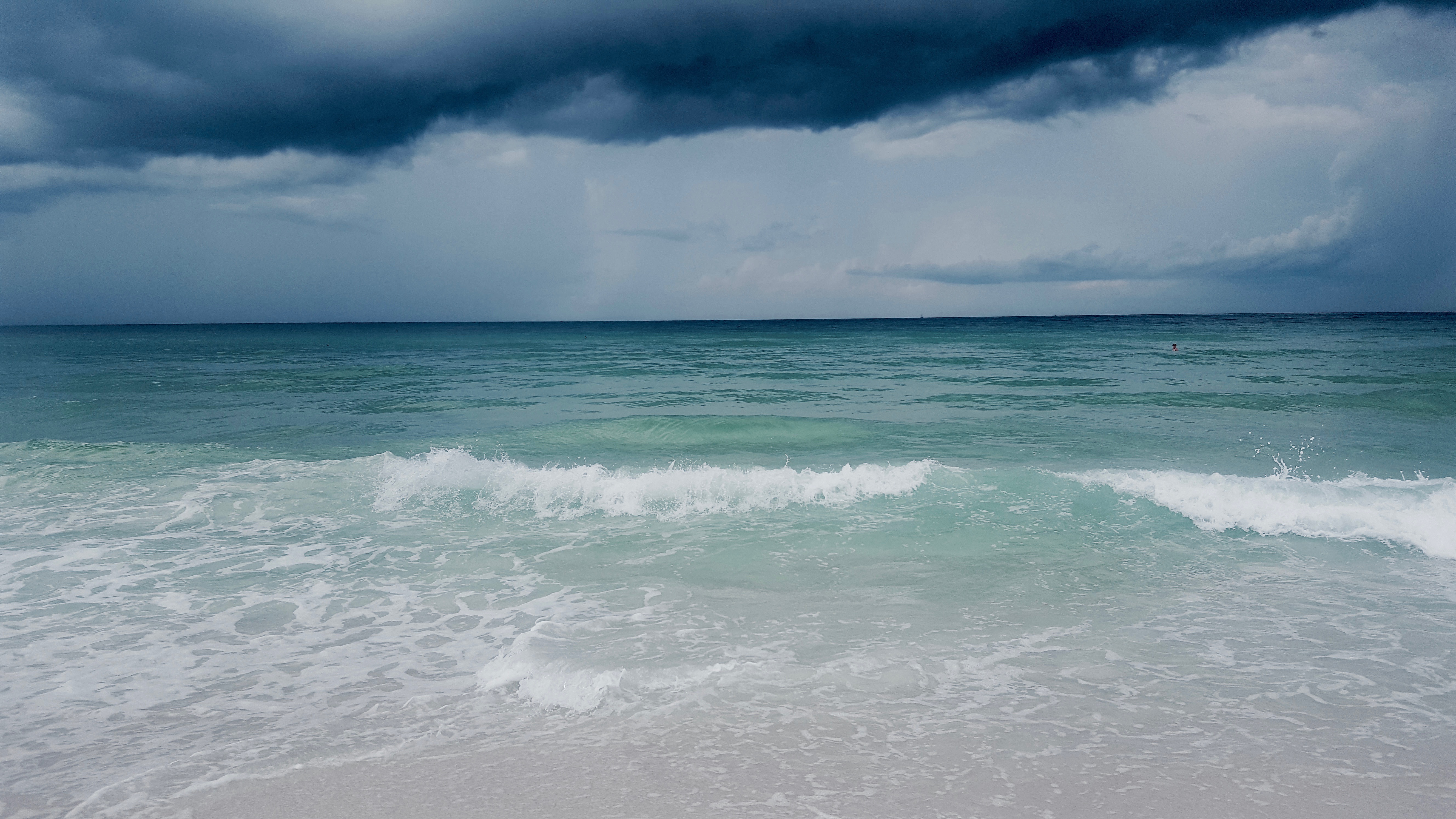 Blue-green waves on the shore in Destin