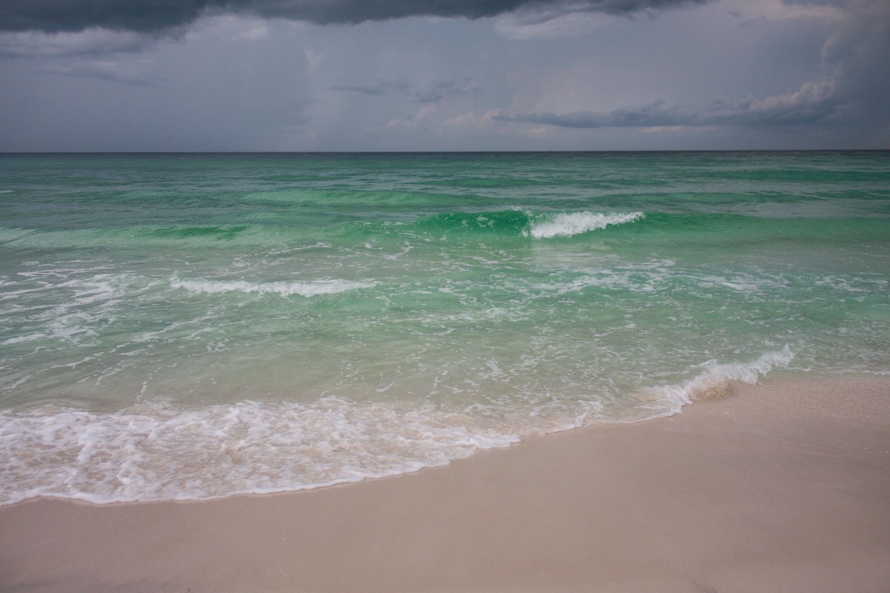 Blue-green waves on the shore in Destin