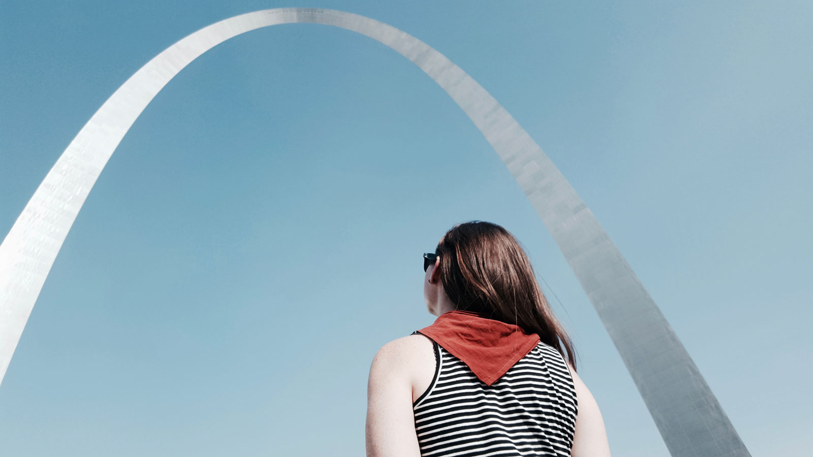 Alyssa looks up at the St. Louis Arch