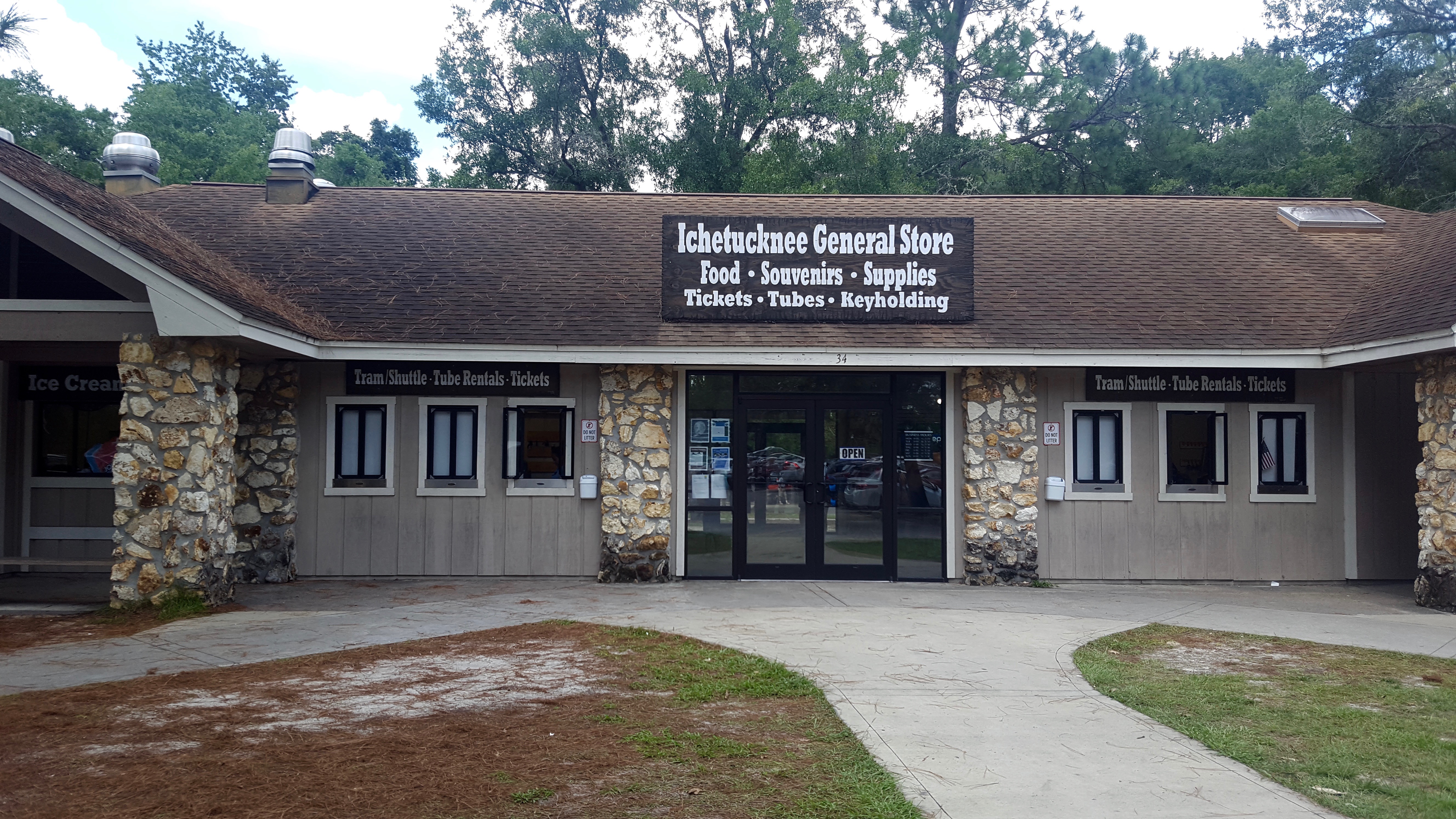 The exterior of Ichetucknee General Store