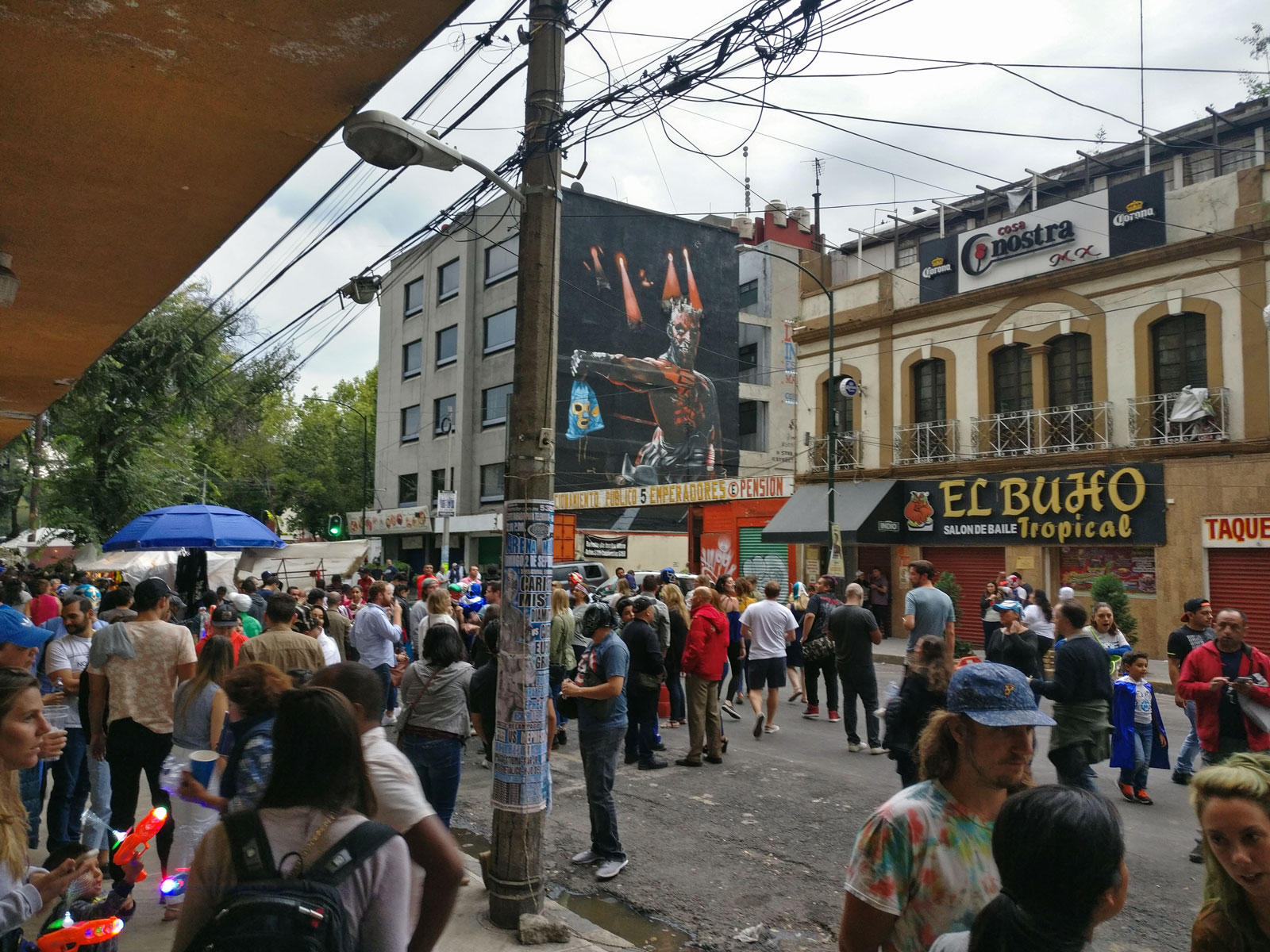 A crowd forms outside of Arena Mexico