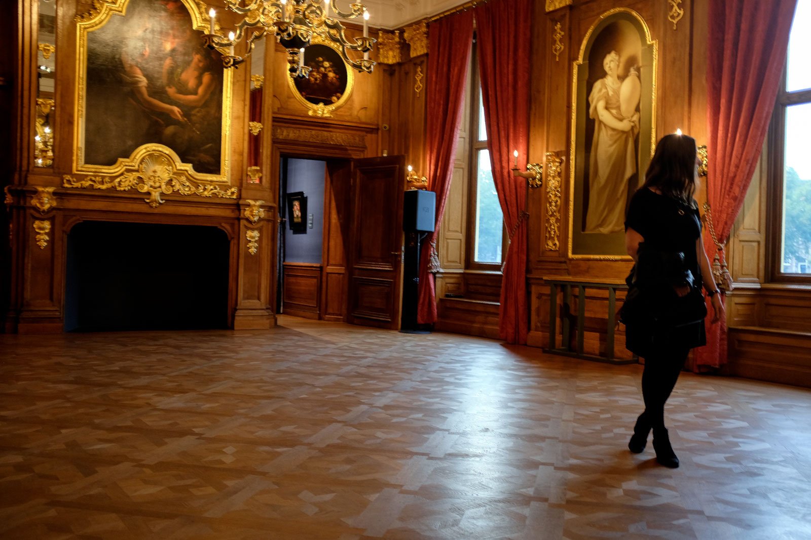 Alyssa walks through an ornate room at Mauritshuis