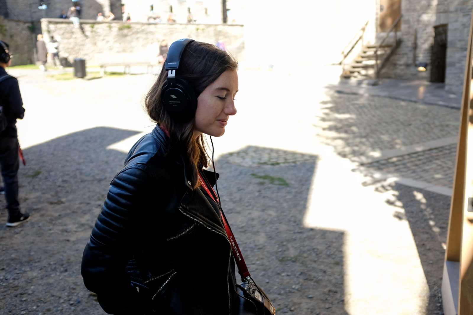 Alyssa listens to the Gravensteen Audio Guide