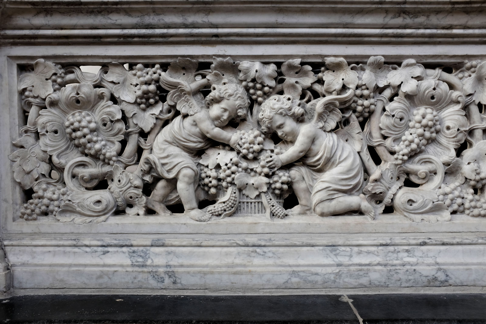 Angels carved in marble at Sint Niklaaskerk