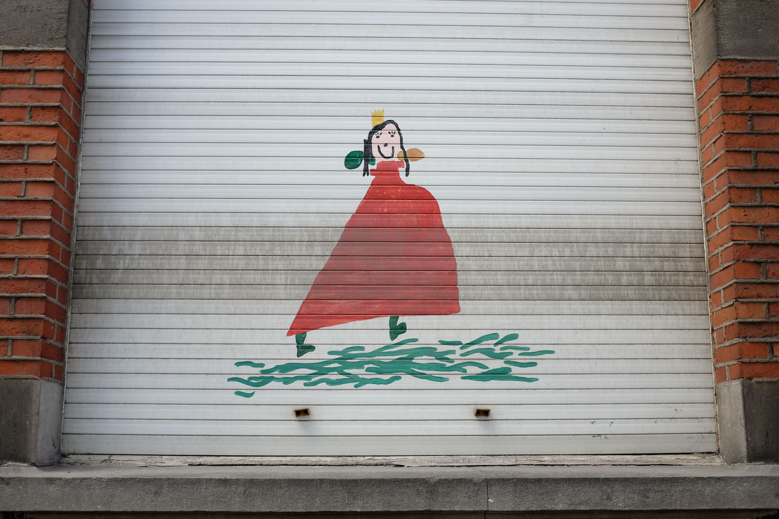 Graffiti of a childlike drawing of a princess on a garage in Antwerp