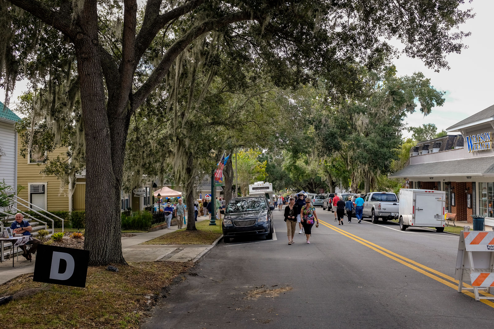 A crowd walks toward the Mount Dora Craft Festival