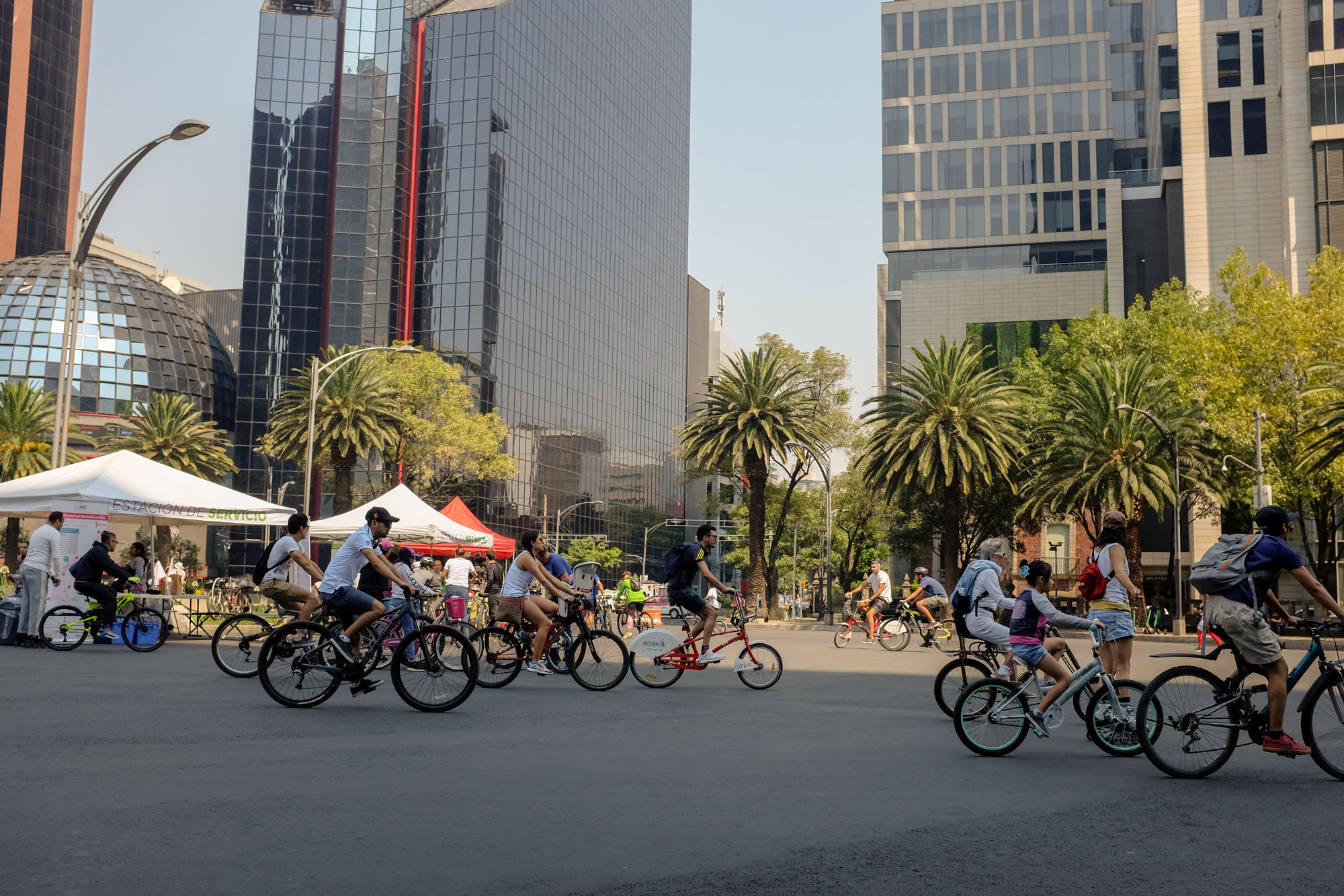 cyclists on paseo de la reforma