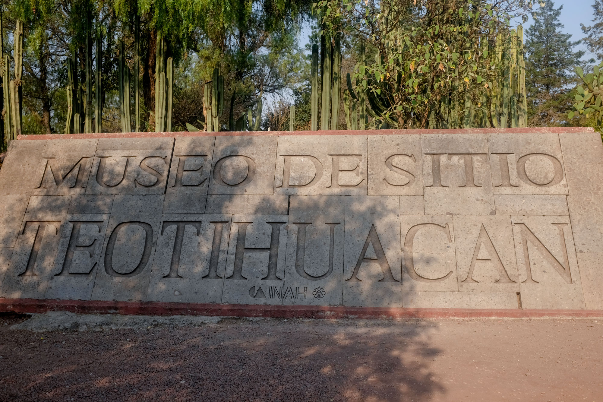 Sign in Spanish that says Teotihuacan Museum