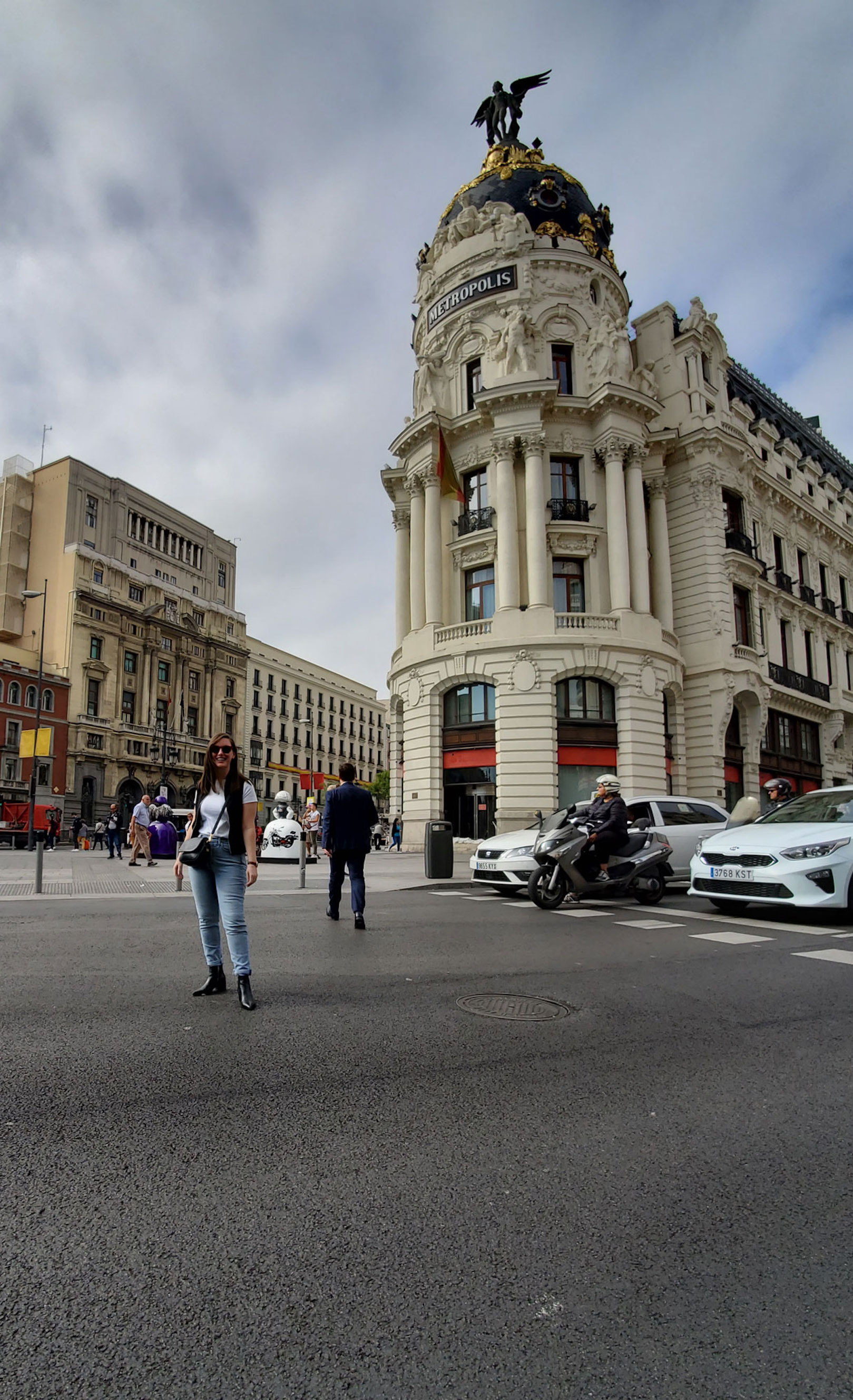 Alyssa standing in front of the Metropolitan building in Madrid