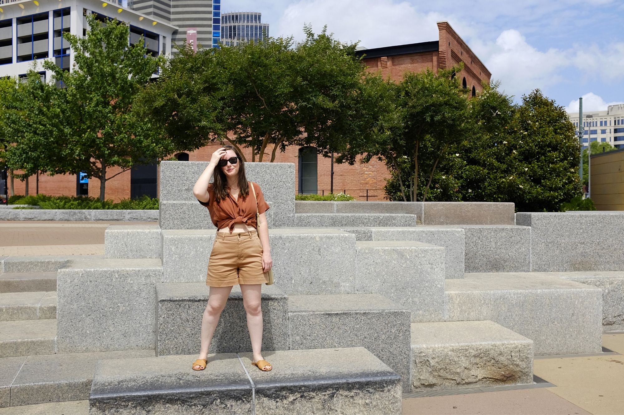 Alyssa stands on a set of asymmetrical steps wearing Everlane