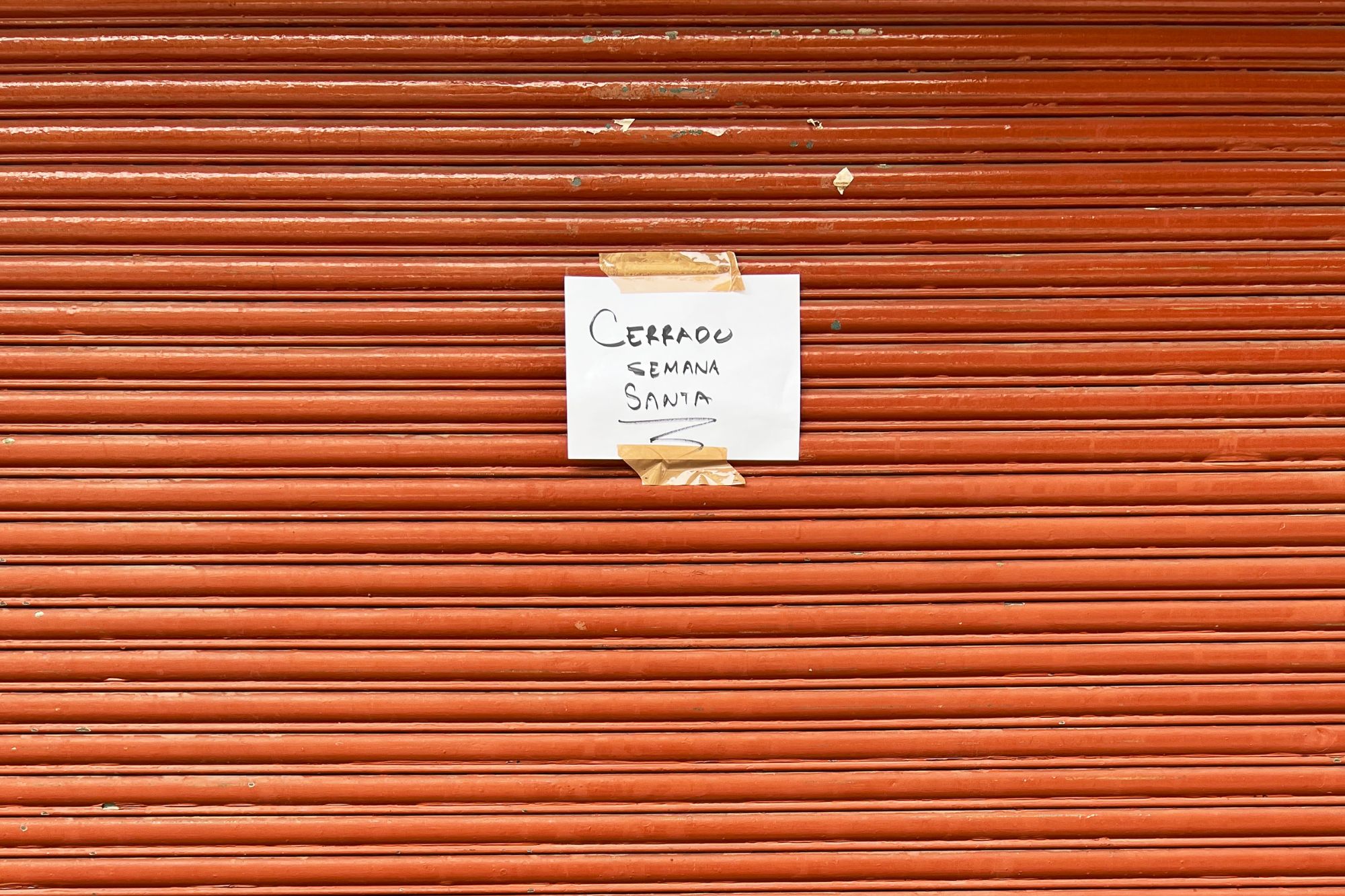 Paper sign that reads "Cerrado Semana Santa"