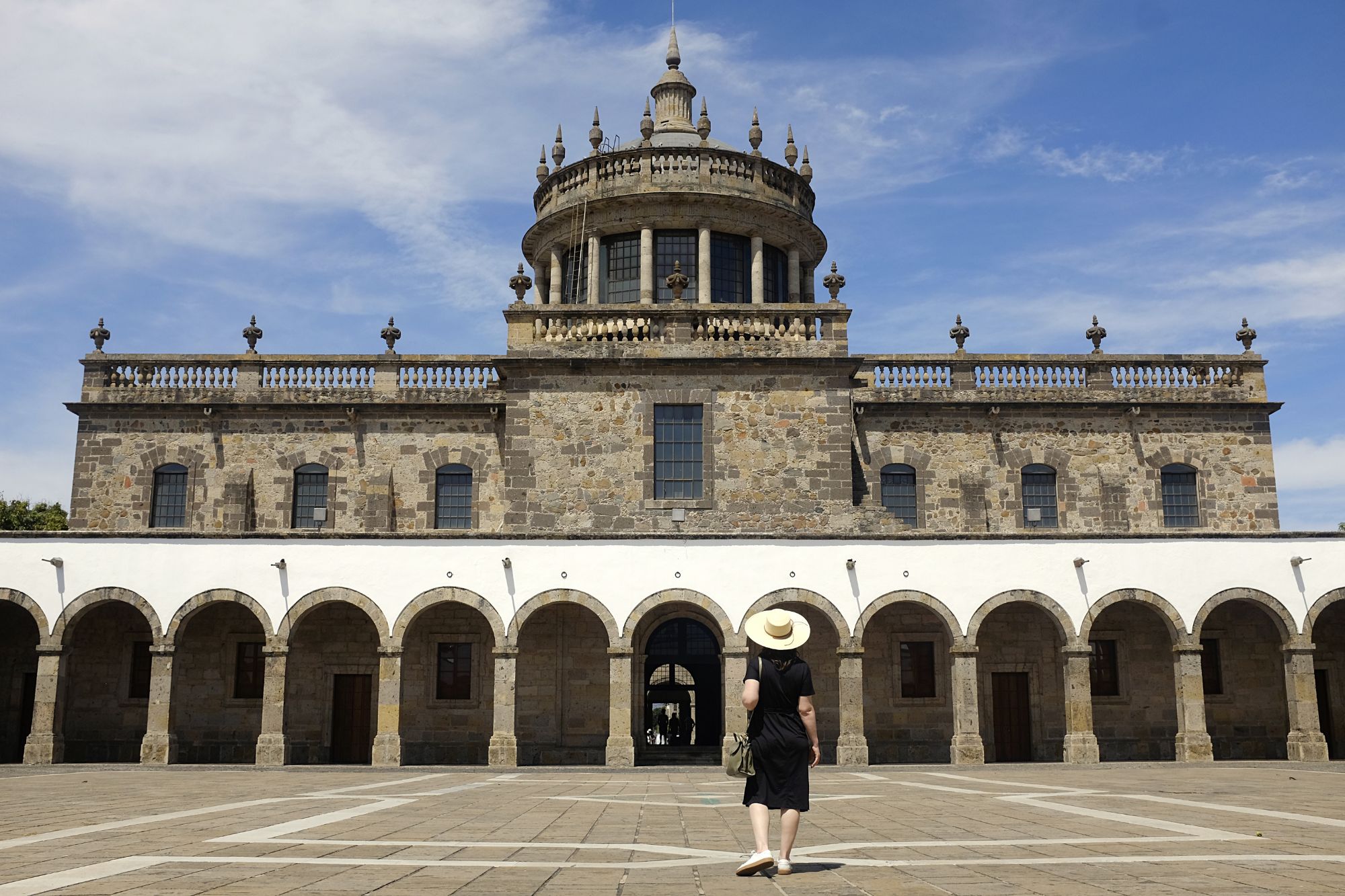 Alyssa in front of Hospicio Cabañas