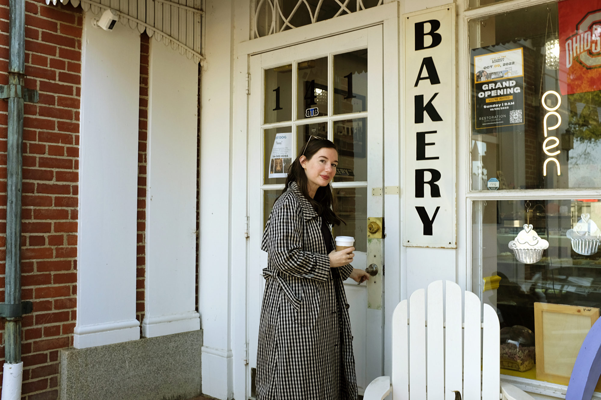 Alyssa enters Eat Cakes Bakery; the door reads BAKERY in big letters