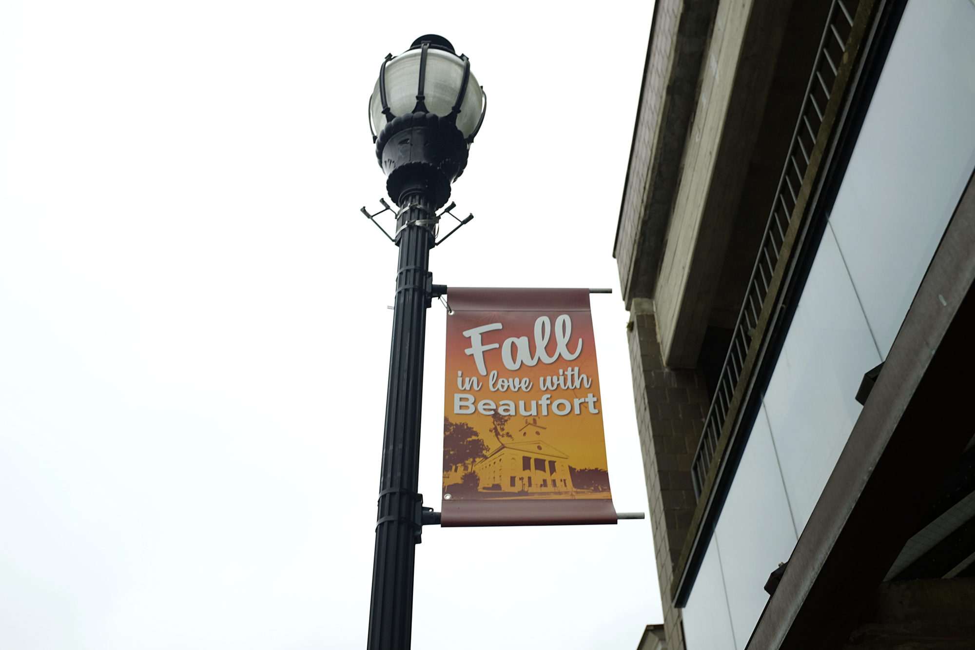 Lightpole with a banner that reads Fall in love with Beaufort