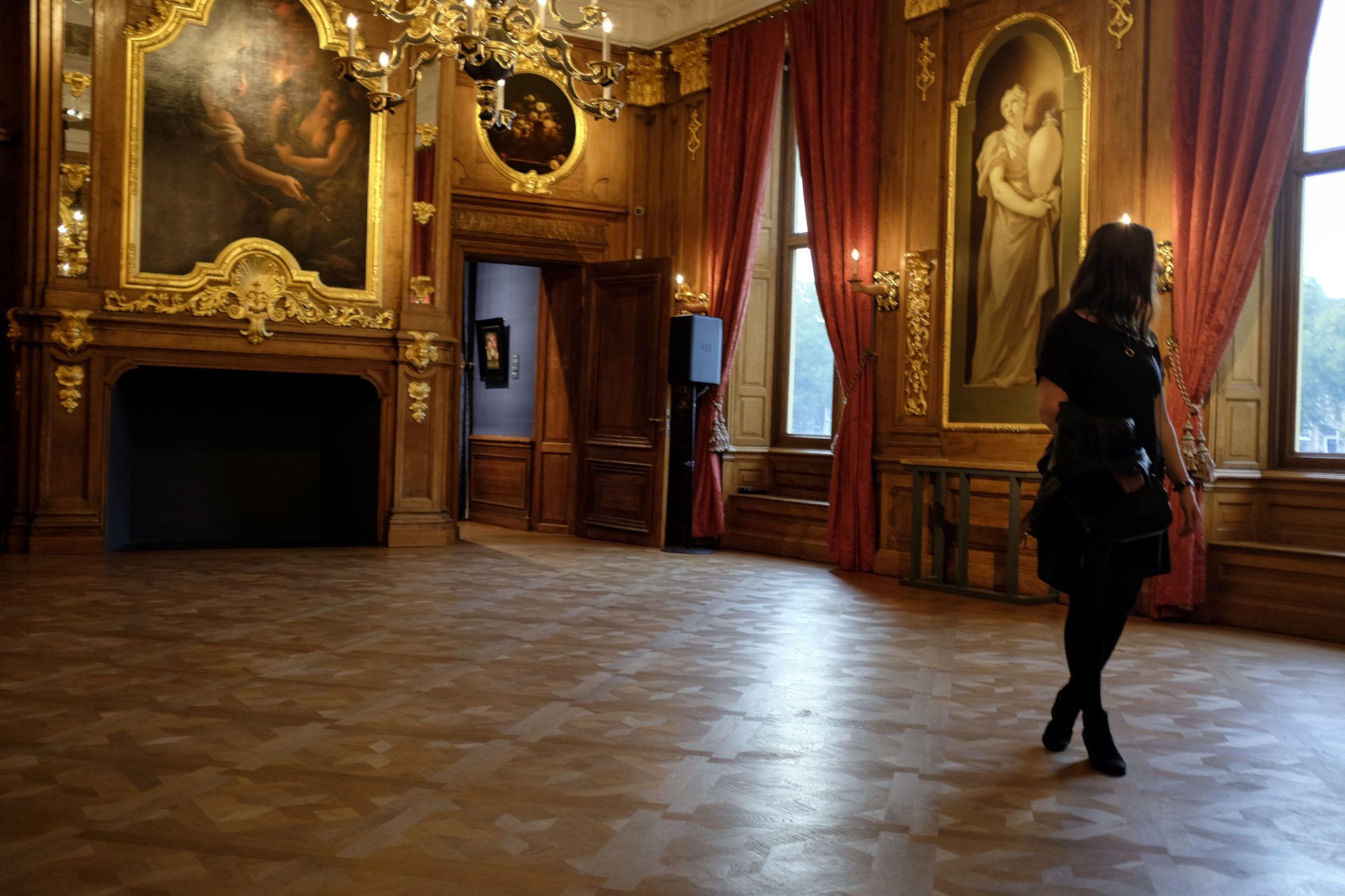 Alyssa stands in the Mauritshuis in The Hague