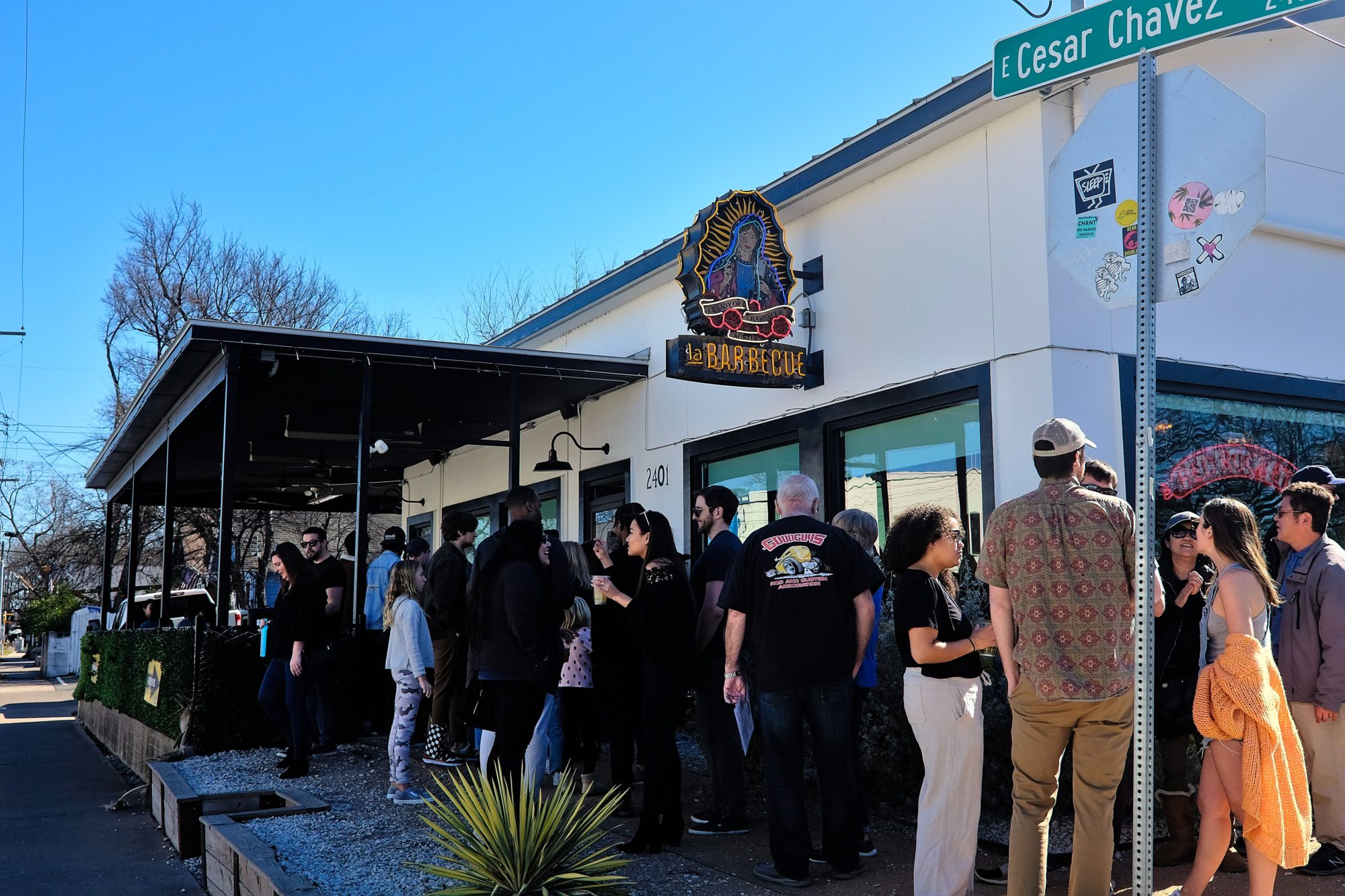 A crowd of people wait in line at la Barbecue