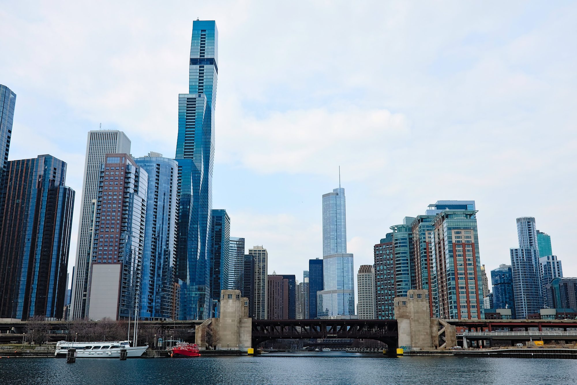 View of the Chicago skyline from the Chicago River loch