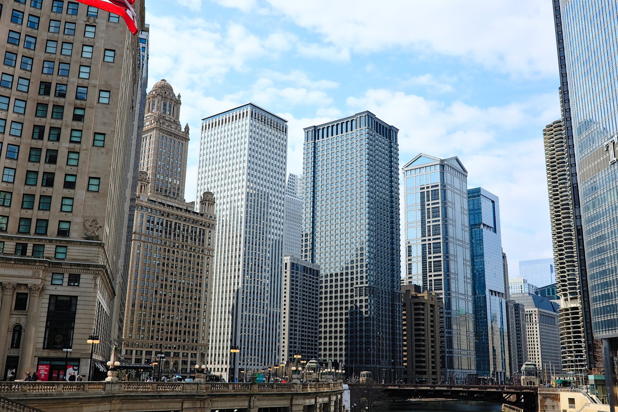 A view of Chicago buildings lining the Chicago River