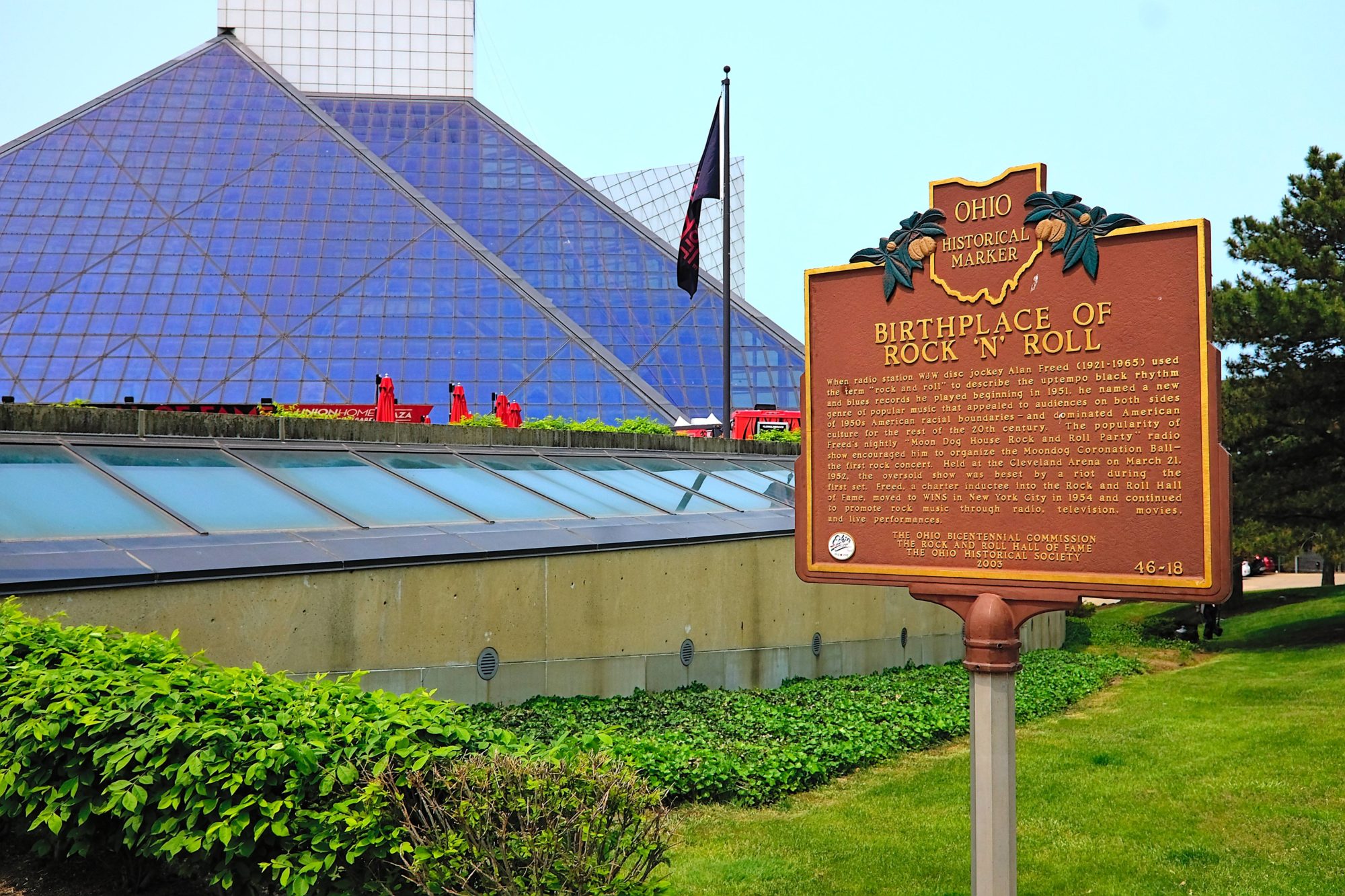 A sign that reads "birthplace of Rock 'n' Roll"