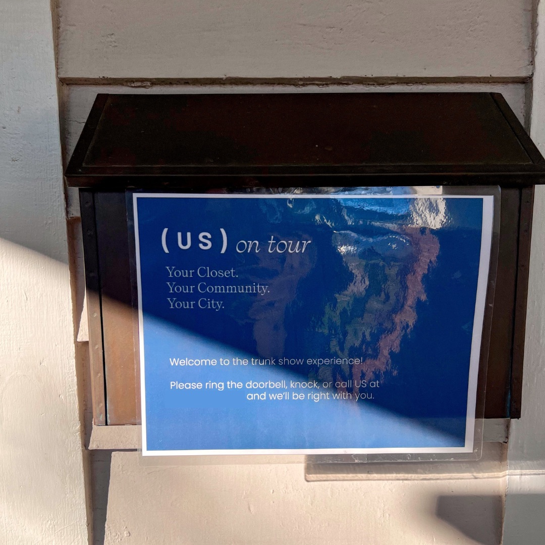A sign on a house mailbox instructing attendees of US on Tour to ring the bell when they arrive