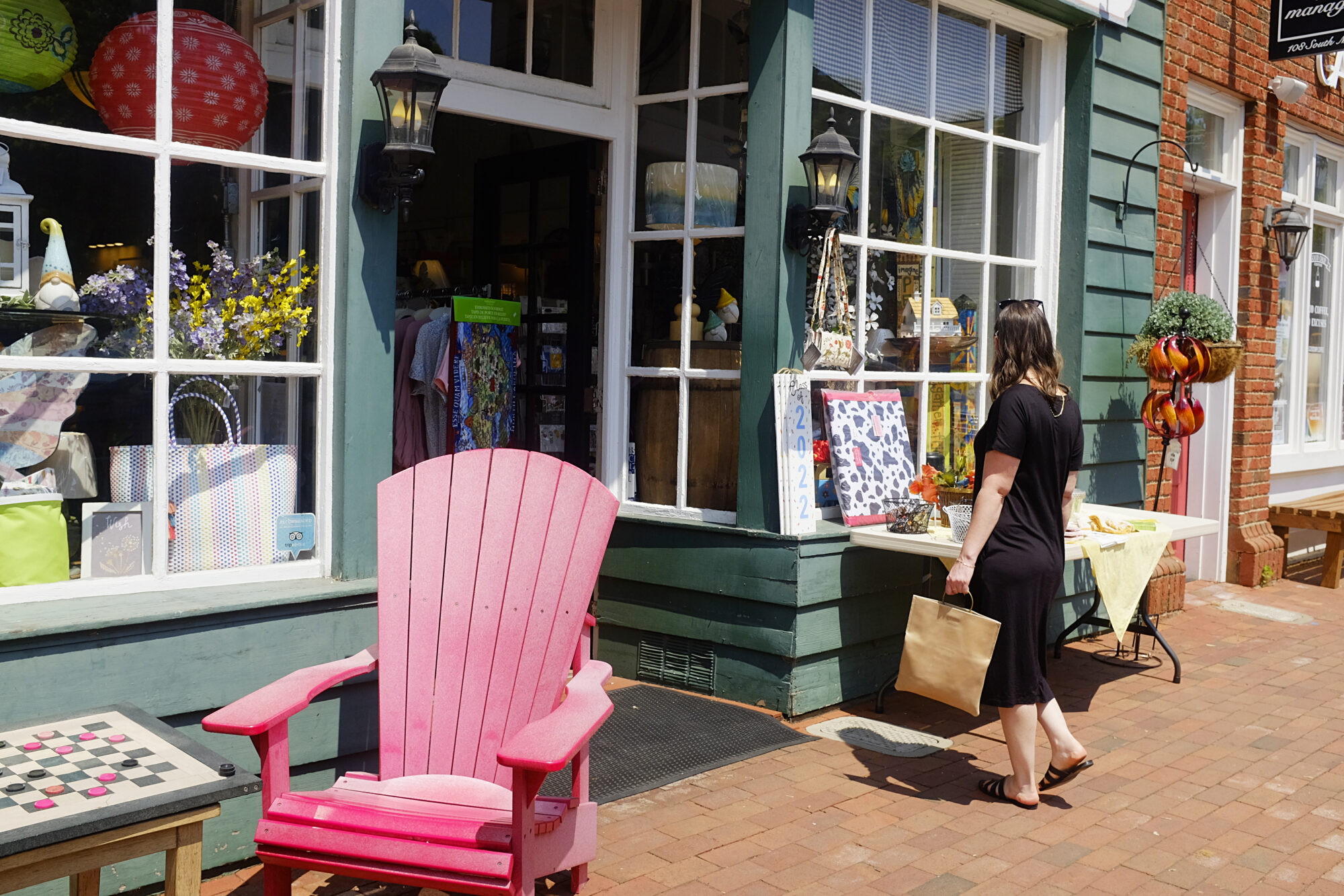 Alyssa enters a shop in Davidson