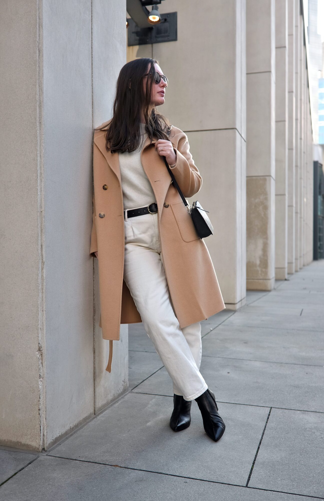 Alyssa wears all white with a camel coat and carries the Lo & Sons Waverley 2 bag