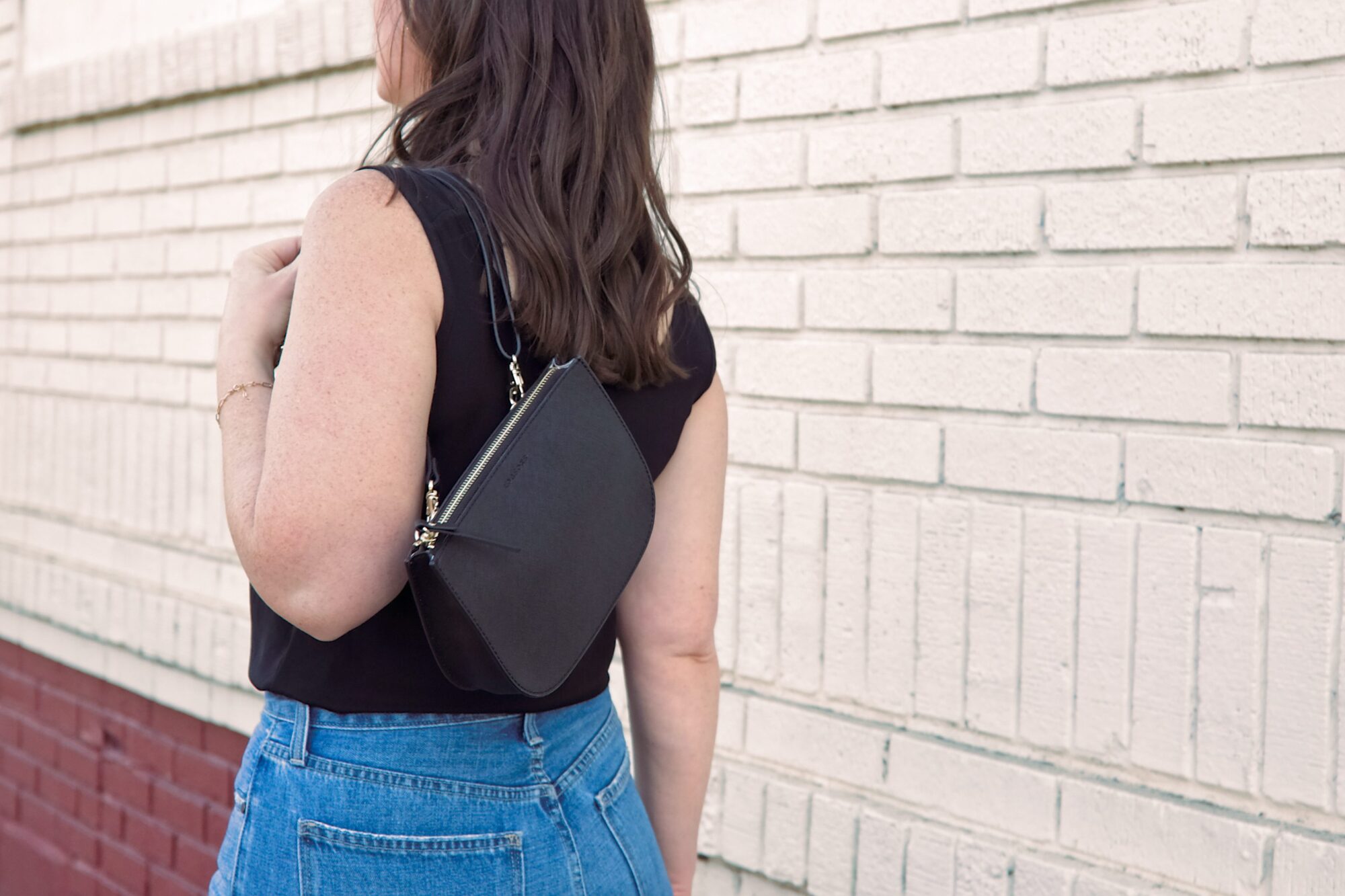 Alyssa slings the Waverley 2 bag over her shoulder