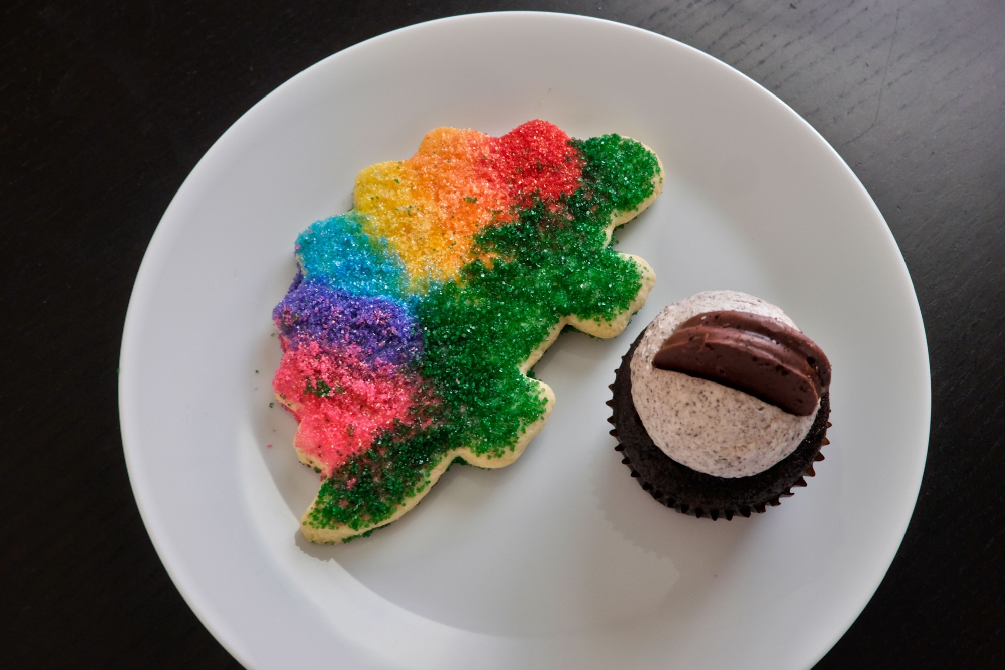 A dinosaur cookie and Oreo cupcake