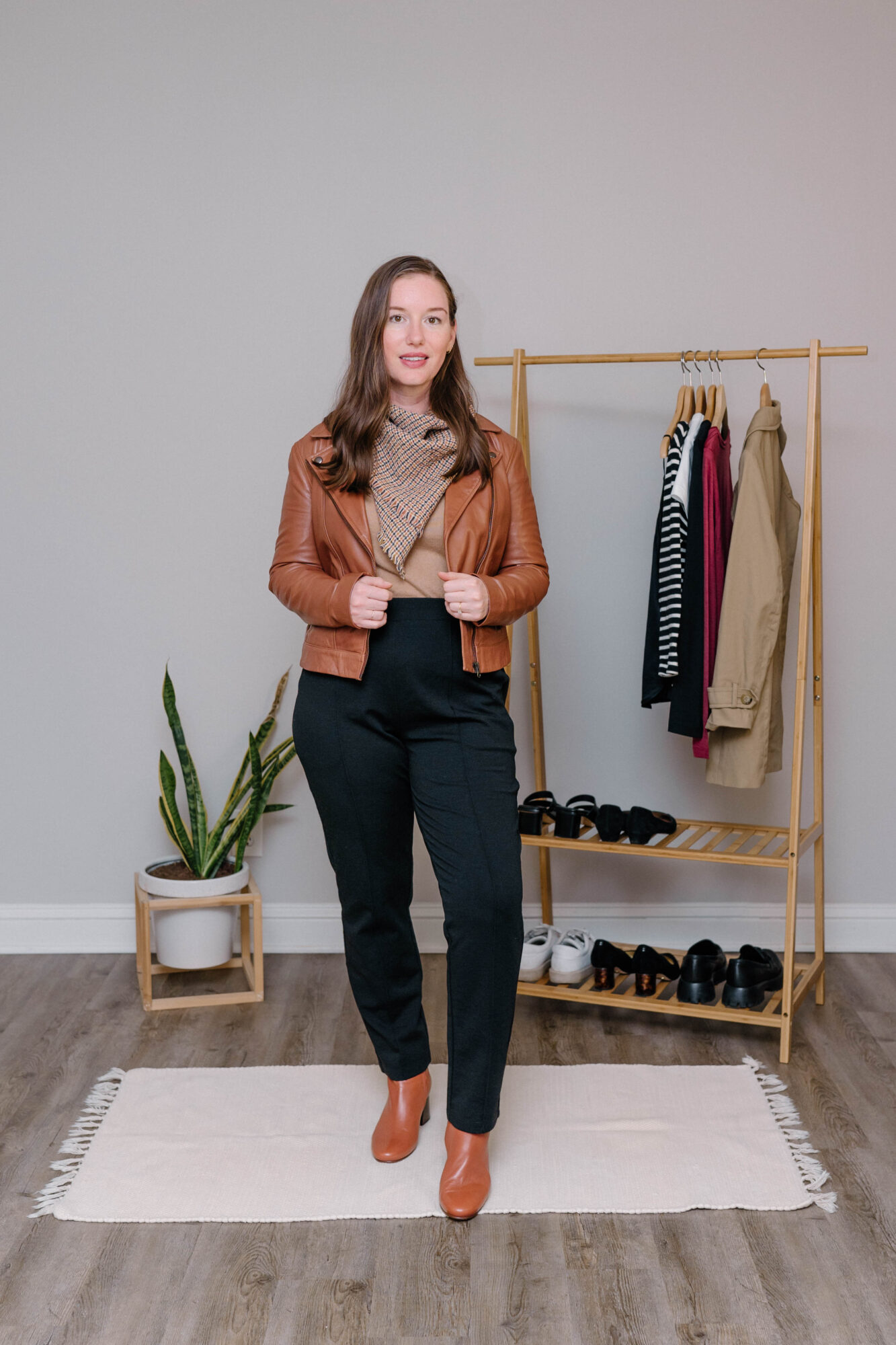 Alyssa wears the Rosso Straight Ponte Pant with a brown leather jacket and boots