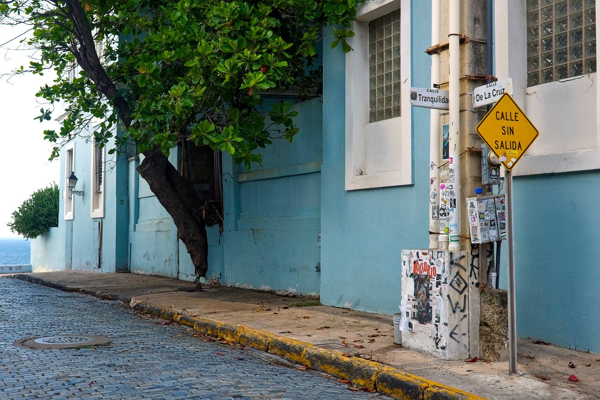 A dead end sign reads "Calle sin Salida"