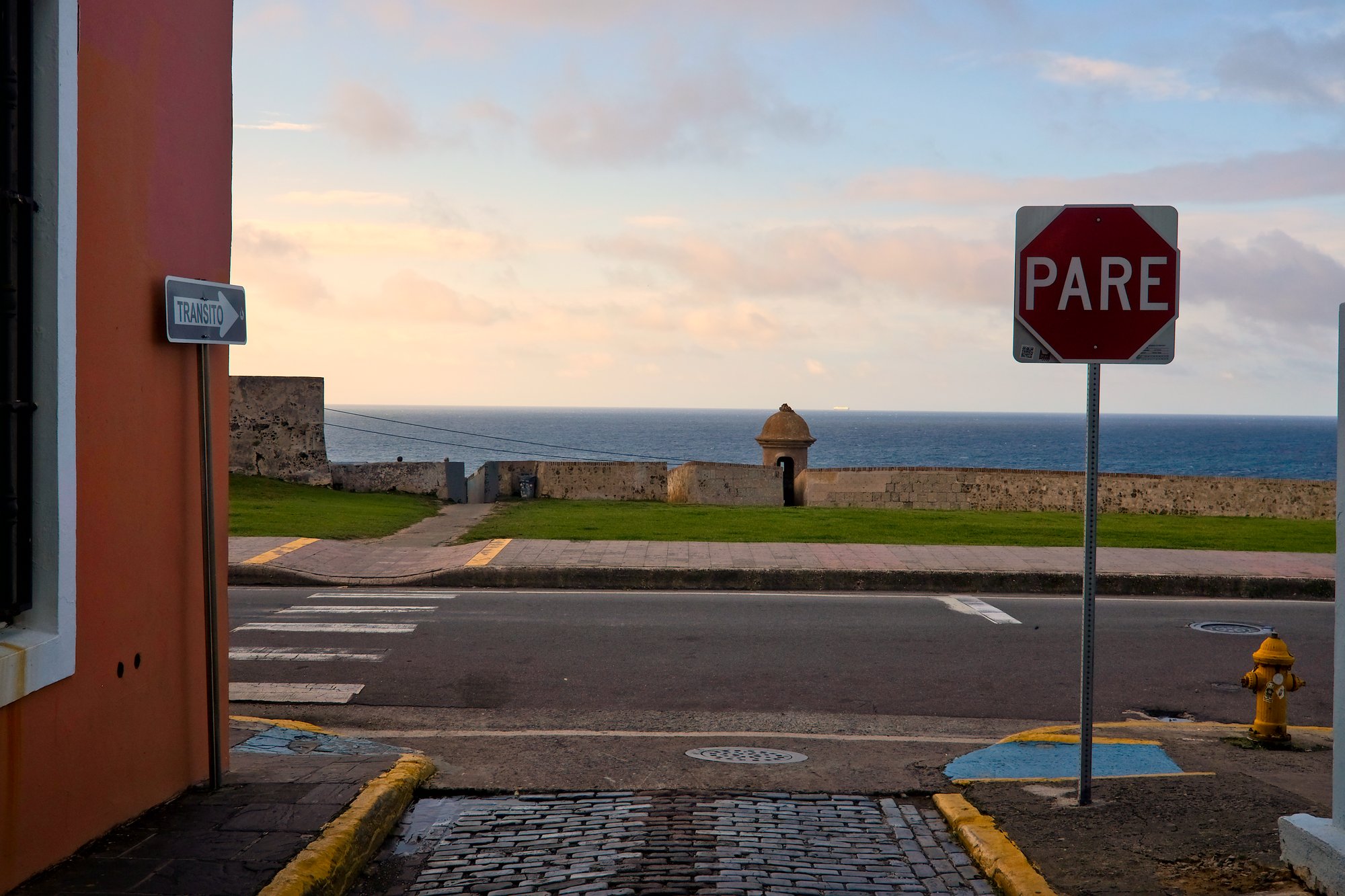 A one-way and stop sign in San Juan
