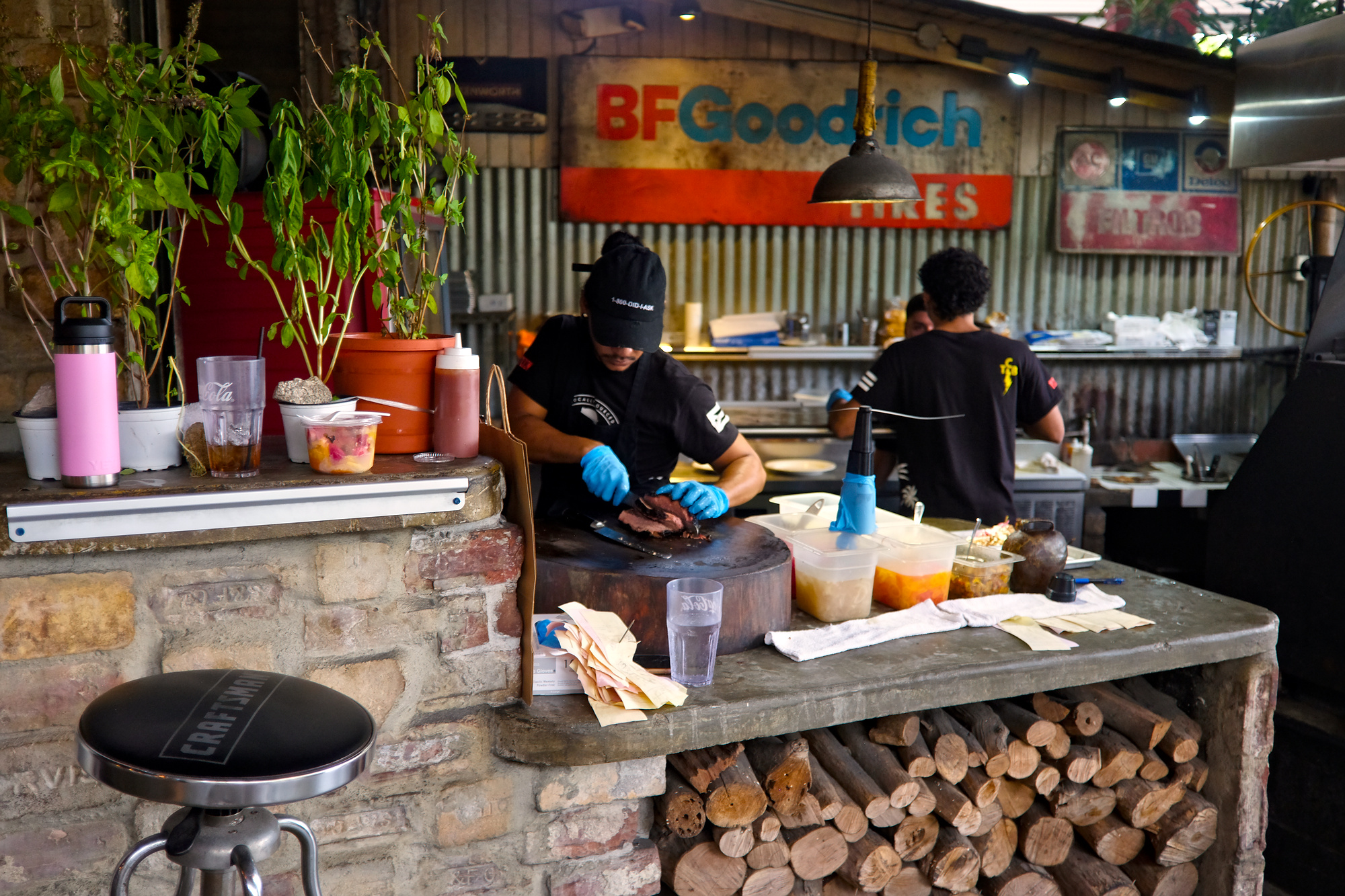 An employee slicing brisket at La Estación