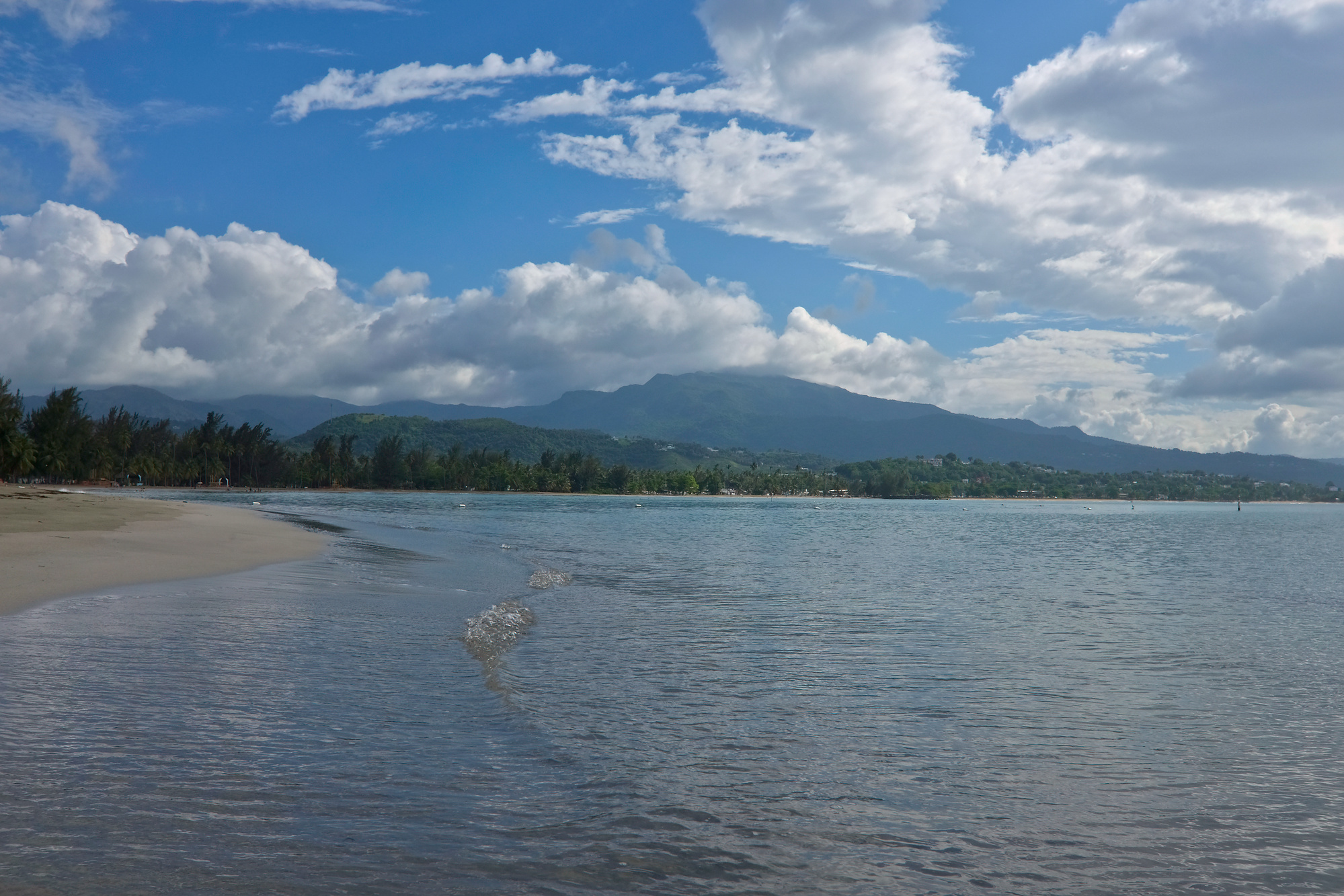 A view of Playa de Luquillo with the mountains in the background