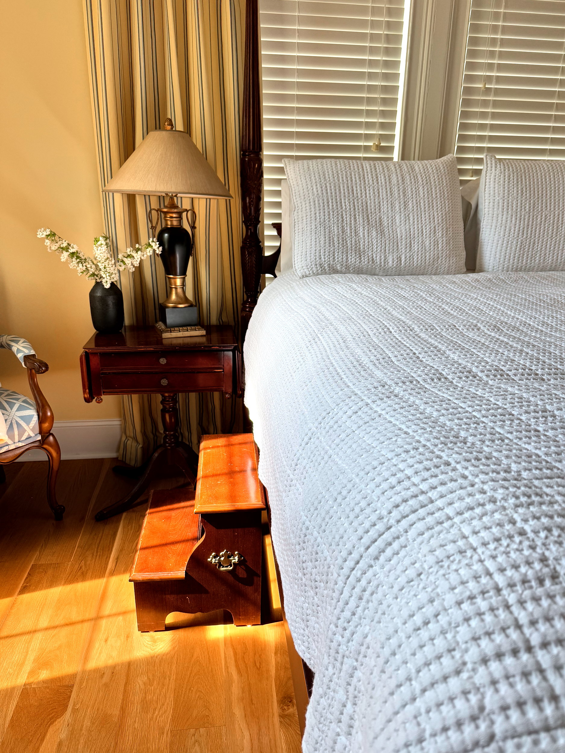 A view of the Queen bed in the cheery Veranda View room