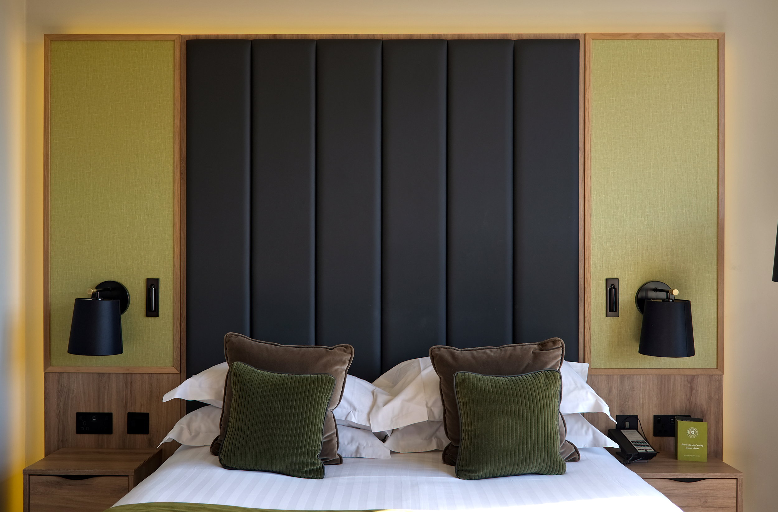 A room decorated in green and brown at Mespil Hotel