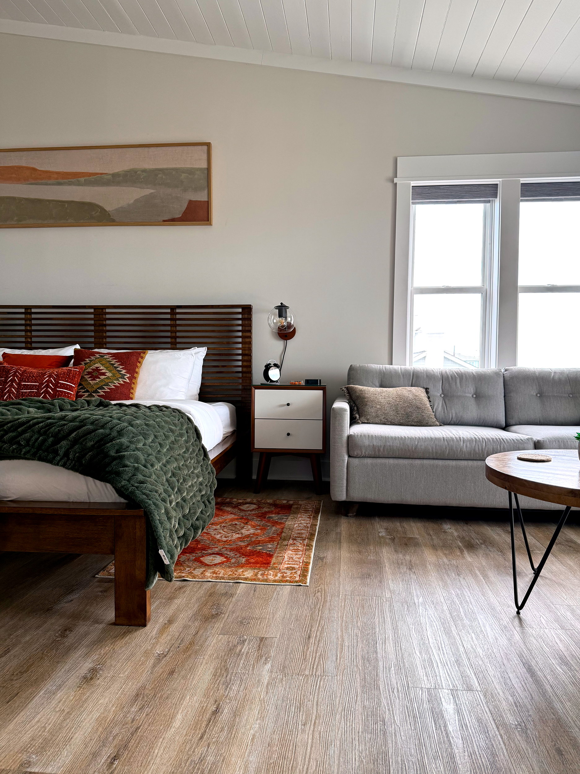 A bed and a sofa at The Lighthouse in Kure Beach